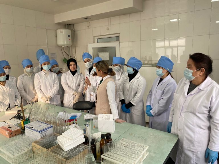 Студенты отделения “Лабораторная диагностика ” ,группы 1л ознакомились со структурой КДЛ ,техникой безопасности, лабораторной аппаратурой и лабораторной посудой а также лабораторным оборудованием.