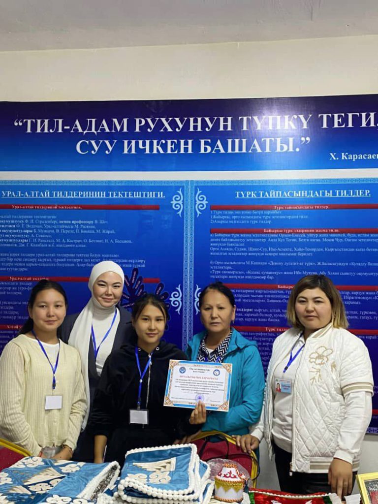 Ош шаарынын 3035-жылдыгына жана Алымбек Датканын 225-жылдык маарекесине арналган, Ош шаардык мэриясы тарабынан уюштурулган, кол өнөрчүлүк боюнча Ош медициналык колледжинде тайпалар аралык көргөзмө болуп өттү.