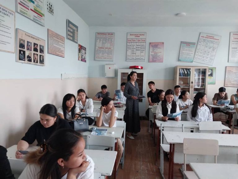 С. Ибраимов атындагы Ош улуттук драма театрында бош жумуш орундар жана кесипке багыт берүү жарманкеси болуп өттү.