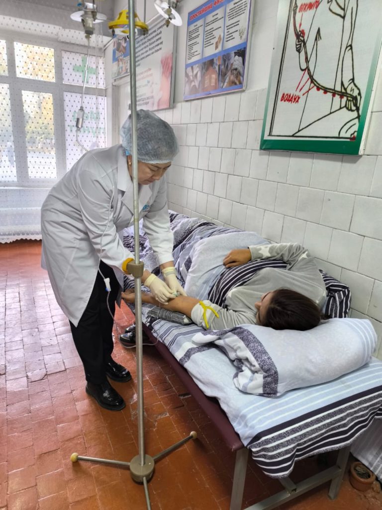 Медайым иши сабагынын окутуучусу Алибекова Айгул Асылбековна биринчи курстун студенттерине бейтаптын дене табын олчоо,кан басымын текшеруу боюнча практикалык сабак отуу учурунда.